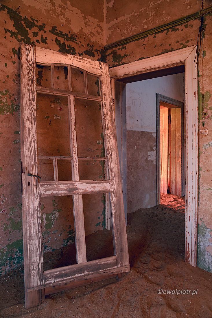 Drzwi w Kolmanskop, Namibia, miasteczko duchów, fotowyprawa