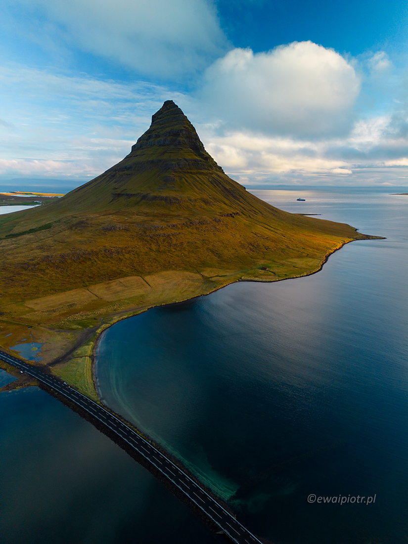 Góra Kirkjufell z chmurką, Islandia, z drona