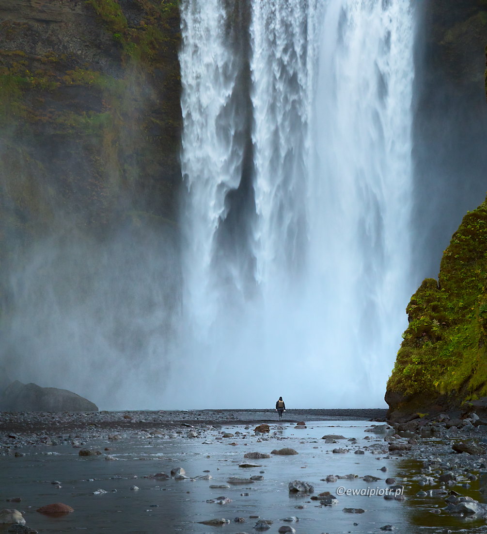 Pod wodospadem Skogafoss, Islandia, fotowyprawa