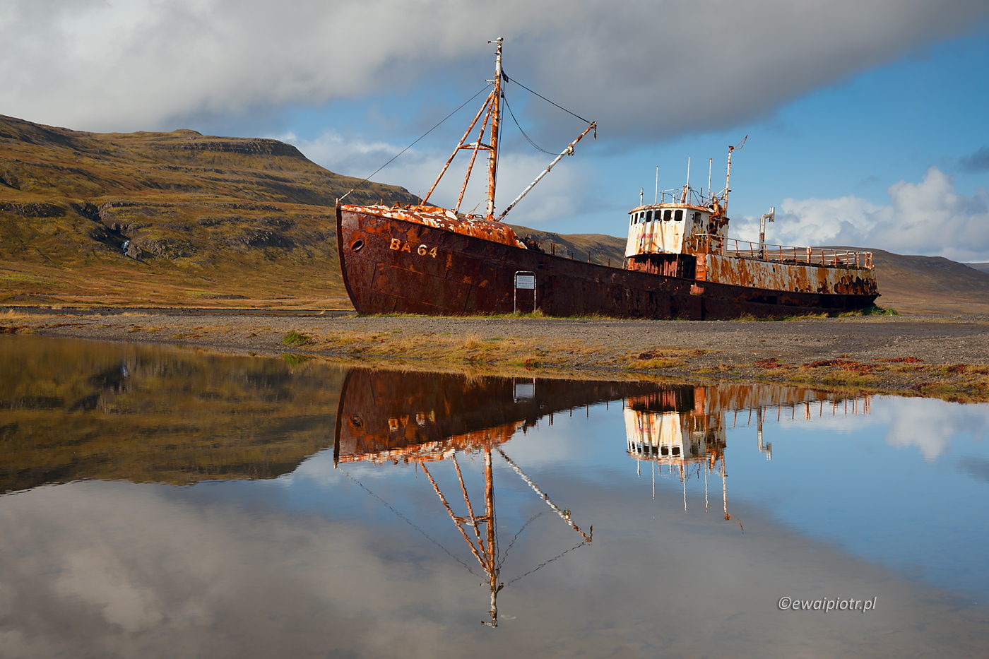 Wrak BA-64 i jego odbicie, Islandia